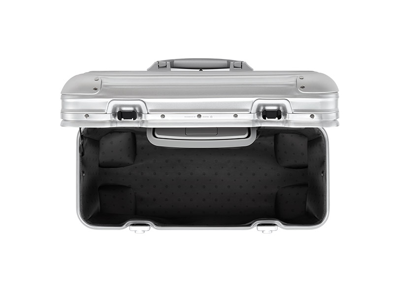 حقيبة ORIGINAL PILOT SILVER الجديدة تعيد صياغة تصميم كلاسيكي من RIMOWA ليخلب ألباب المسافرين في رحل عمل والفنانين على حدٍّ سواء